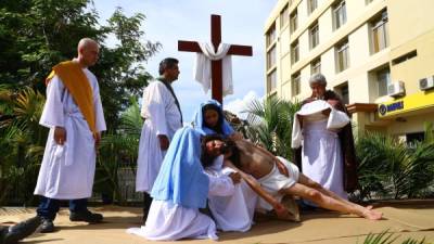 La devoción y la fe se conjugaron enel vía crucis realizado ayer en las distintas parroquias de la Diócesis de San Pedro Sula.