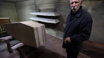 Michel Homsi no vende un ataúd desdehace un año, pero no piensa dejar de fabricarlos.