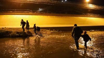 El cruce de cientos de familias migrantes hacia la frontera sur de Estados Unidos no se detiene ni en Semana Santa. La madrugada de este miércoles decenas de personas cruzaron caminando el Río Bravo a la altura de Ciudad Juárez aprovechando el descenso de las aguas.