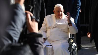 El Papa Francisco se niega a someterse a una cirugía de rodilla.