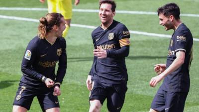 Griezmann marcó dos goles que le dieron un triunfo clave al Barcelona en campo del Villarreal. Foto AFP.