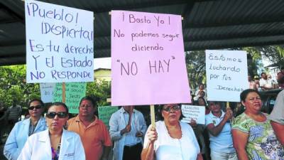 Personal del Seguro Social y pacientes exigieron medicamentos. Ya se cansaron de decir “no hay” a los enfermos, aseguraban en sus pancartas.