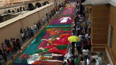 Alrededor de 600 metros de la avenida Cervantes y 100 de la calle Calle Real de Comayagüela fueron el escenario perfecto para los mensajes ayer en Viernes Santo.