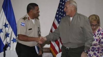 El jefe de las Fuerzas Armadas, Fredy Díaz, saluda al jefe del Comando Sur de Estados Unidos, John Kelly, tras comparecer a la prensa.