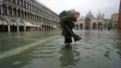 La subida de las mareas en Venecia dejó cerca del 50 % de la ciudad inundada, un fenómeno que se extenderá hasta el próximo sábado, lo que preocupa a los expertos por los daños que pueda causar.