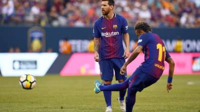 Barcelona's Argentinian forward Lionel Messi (L) looks on as Barcelona's Brazilian forward Neymar kicks the all during the International Champions Cup (ICC) match between Juventus FC and FC Barcelona, at the Met Life Stadium in East Rutherford, New Jersey, on July 22, 2017. / AFP PHOTO / JEWEL SAMAD