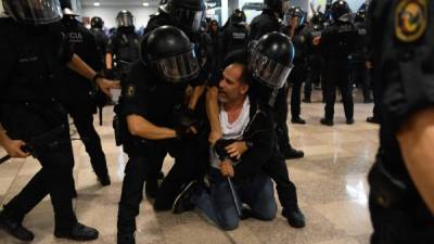 Miles de simpatizantes independentistas catalanes se tomaron este lunes el aeropuerto barcelonés de El Prat en protesta por la sentencia del Tribunal Supremo español que dictó penas de entre 9 y 13 años para los políticos catalanes en prisión provisional.