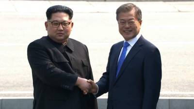 El líder norcoreano, Kim Jong-un y su homólogo surcoreano Moon Jae-in. EFE/Archivo