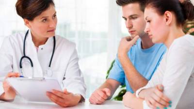 La pareja antes de embarazarse deben realizarse una serie de exámenes médicos para garantizar que la mujer prodrá llevar bien su proceso de gestación.