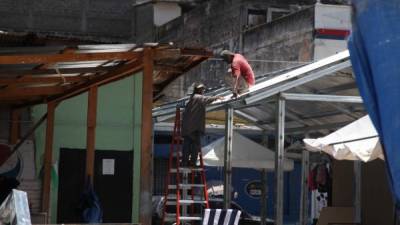 Cerca de dos meses llevan los vendedores del mercado Central trabajando en la edificación de sus nuevos establecimientos. Hay un 50% de los arrendatarios hasta ahora. foto: melvin cubas.