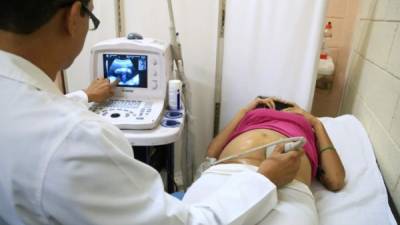 Esta joven de 17 años de edad y cuatro meses de embarazo se realizó su primer ultrasonido. Tendrá una niña.