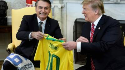 El presidente estadounidense, Donald Trump, recibió este martes en la Casa Blanca a su homólogo brasileño Jair Bolsonaro, su más ferviente admirador en la región en un encuentro en el que los líderes populistas exhibieron su gran química.