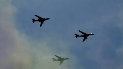 Aviones de la Fuerza Aérea del Ejército Popular de Liberación de China vuelan en formación sobre la Plaza de Tiananmen en Beijing durante un desfile militar. AFP/Archivo