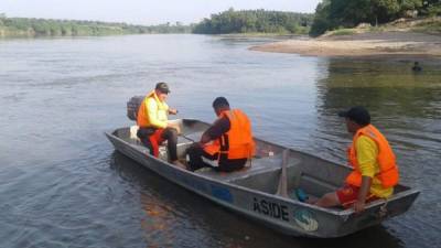 Los bomberos realizan la búsqueda a bordo de una lancha de motor.