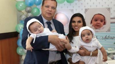 Ricardo y Marisela Larios junto con sus pequeños Ricardo Andrés y Eduardo Antonio