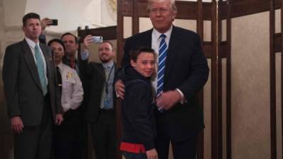 El presidente Trump se fotografió con uno de los niños que formaba parte del primer tour educativo de la nueva administración en la Casa Blanca. AFP.