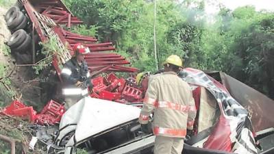 La rastra y el pick up cayeron en una hondonada en La Cuesta de la Virgen.