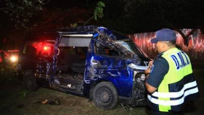 El bus de la ruta Potrerillos quedó destruido.