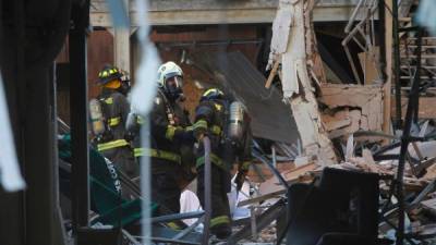 Elementos de Bomberos inspeccionan los daños dejado por la explosión.