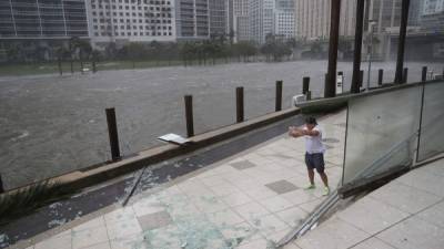 La avenida Brickell, el corazón del distrito financiero de Miami, se transformo en un río con un nivel de hasta 60 centímetros (2 pies) de alto en algunas zonas.