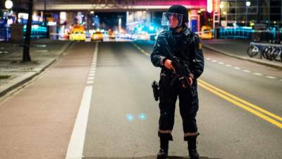 Un policía monta guardia en una calle de Oslo, la capital noruega.