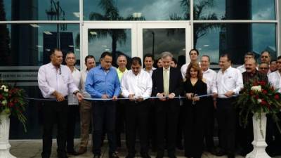 Momento en el que Jorge Faraj, presidente de la Cámara de Comercio e Industrias de Cortés (CCIC) y uno de los promotores de esta iniciativa empresarial, corta la cinta inaugural del nuevo recinto.