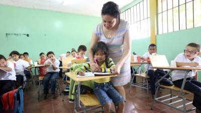El presidente Hernández anunció que reconocerán el trabajo de los maestros dedicados.
