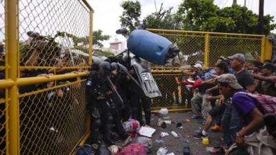 Las autoridades estadounidenses ensayan para evitar violentos enfrentamientos con los migrantes, como los registrados en la frontera de México y Guatemala. /AFP.