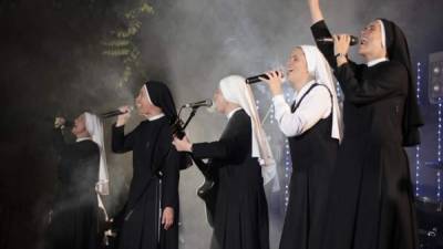 Fotografía sin fecha ni lugar precisados, cedida por el grupo musical conformado por monjas 'Siervas', durante una de sus presentaciones. Arrasan en las redes sociales y están convencidas de que es más fácil difundir el mensaje de Dios a ritmo de rock. EFE/Siervas