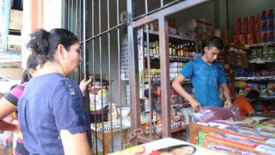 La tienda Banasupro del barrio Medina es una de las más completas y con la mayor cantidad de compradores. Foto: Franklyn Muñoz.