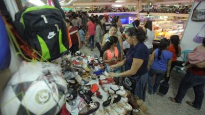 Emprendedores durante la Feria Juniana en Expocentro. Foto: Wendell Escoto.