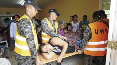 Personal de las Fuerzas Armadas ayudaron a trasladar al centro de salud a los pacientes con más dolencias. Hay preocupación generalizada en el municipio de Francisco Morazán.