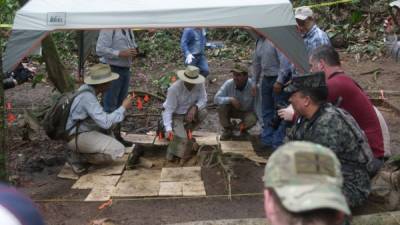 El presidente de Honduras participó en la extracción de las piezas y bautizó como 'Ciudad del Jaguar' al sector de Kaha Kamasa donde fueron halladas.