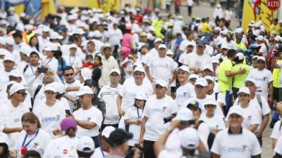 Centenares de personas participaron ayer en una jornada deportiva por la salud en Gracias, Lempira.