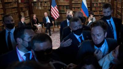Agentes de seguridad rusos expulsaron a periodistas de EEUU del salón donde estaban reunidos Biden y Putin./AFP.