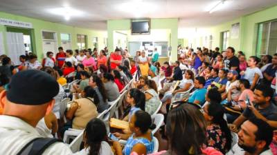Participantes. Decenas de maestros acuden a la Departamental a entregar sus documentos para participar. Foto: Gilberto Sierra