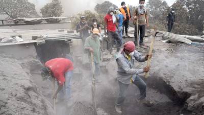 El reporte detalló que siete víctimas ingresaron a la morgue temporal instalada cerca de la zona de impacto. Foto: EFE