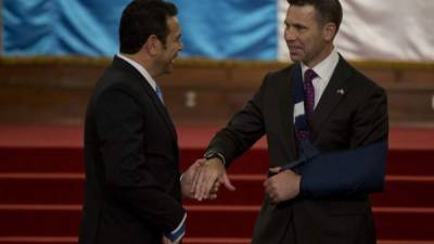 El presidente Jimmy Morales y el Secretario de Seguridad de EEUU, Kevin McAleenan, en la capital de Guatemala el mes pasado./AFP.