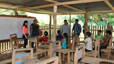 Los padres de familia hacen lo posible por recaudar fondos para construir una escuela en la aldea.