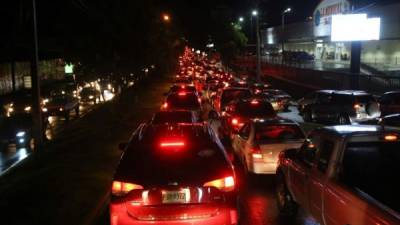 Las fuertes lluvias causaron congestionamiento vial en diversos sectores de San Pedro Sula como el bulevar al hospital Mario Rivas.