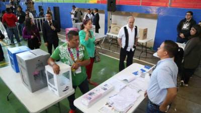 Una de las mesas electorales receptoras en el Instituto San Miguel de Tegucigalpa.