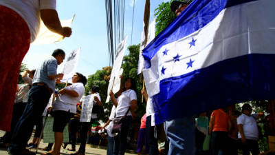 Pacientes con esclerosis múltiple y sus familiares levantaron pancartas en señal de protesta por la falta de medicamentos.