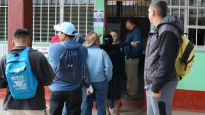 Los primeros votantes ingresaban en el centro de votación en el centro básico Monseñor Eusebio Rivera Alemán.