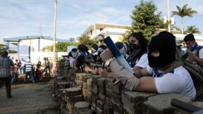 Enfrentamientos entre manifestantes opositores y policías antimotínes han dejado casi un centenar de muertos en Nicaragua.