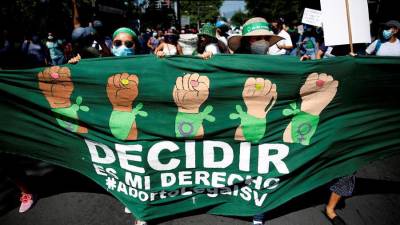 Feministas protestan en el Día internacional de la despenalización del aborto hoy en San Salvador.