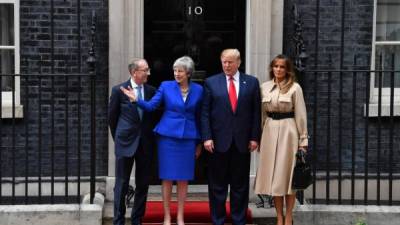 El presidente estadounidense, Donald Trump y su esposa, Melania, se reunieron esta mañana con la primera ministra británica Theresa May, en la icónica residencia número 10 de la calle Downing, en Londres, como parte de la visita de Estado del magnate a Reino Unido.