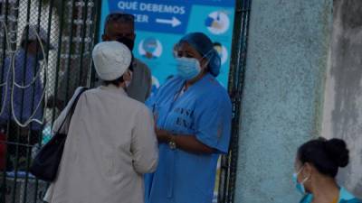 Personal de salud atiende a personas por sospechas de covid-19, en el Instituto Nacional Cardiopulmonar en Tegucigalpa. EFE