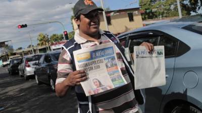 Un vendedor de periódicos muestra las portadas de los diarios de Nicaragua.