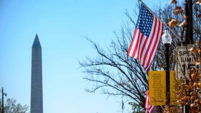 Activistas colocaron banderas de Estados Unidos con 51 estrellas para exigir que la capital se convierta en un estado./AFP.