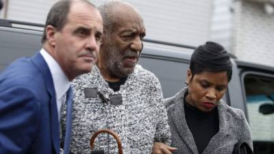 Cosby se presenta ante justicia de EUA tras ser procesado por agresión sexual.